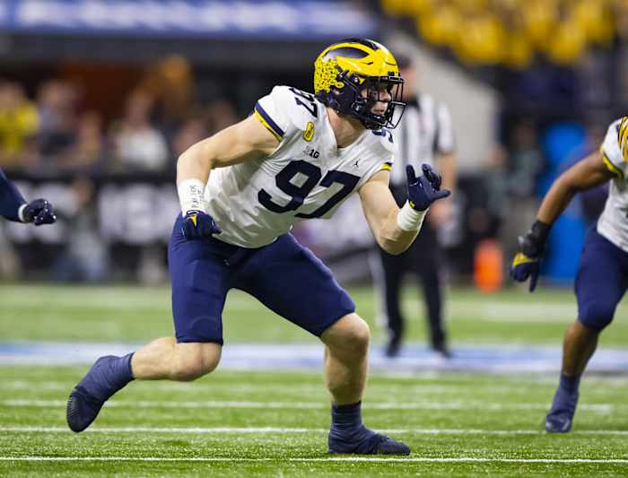 Michigan EDGE Aidan Hutchinson rushes passer